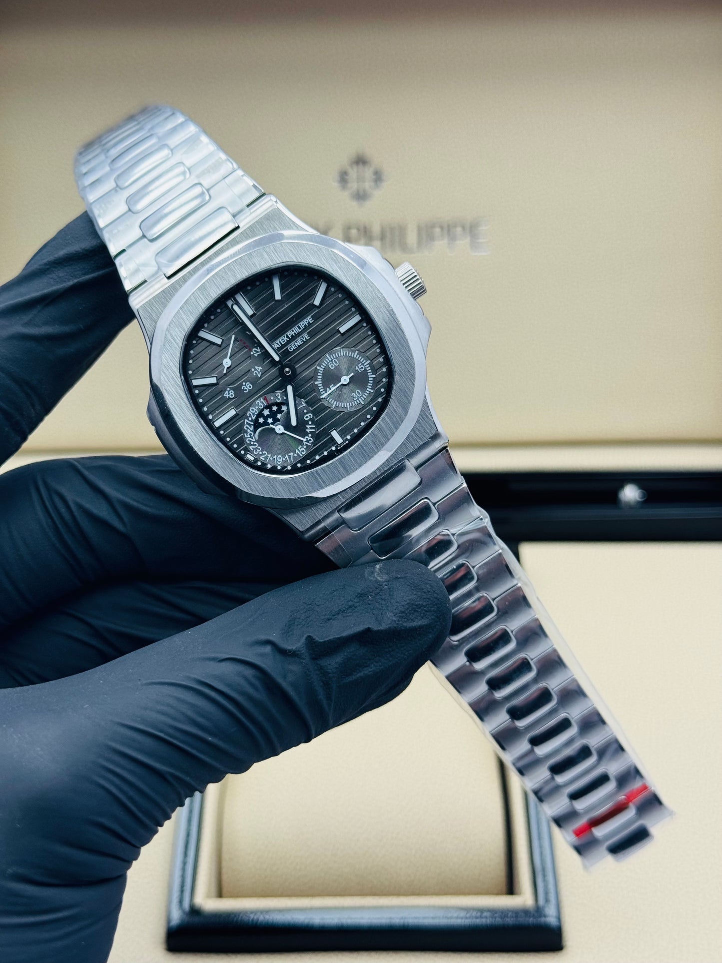 PATEK PHILLIPE NAUTILUS POWER RESERVE AUTOMATIC MODEL SILVER